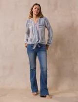 Blusa estampada de Zac & Rachel con cuello a la base, escote en V y botones. Tiene un bolsillo aplicado en la parte delantera, mangas largas regulables con presilla y botón, y terminación anudada opcional.