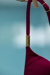 Bombacha de bikini colaless con estampado geométrico en tonos fucsia y gris.