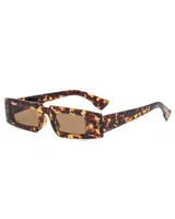 Lentes de sol rectangulares con marco de carey y lentes marrones.