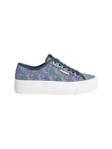 Zapatillas de plataforma Calvin Klein con diseño de sarga jacquard e ඉmpronta monograma integral en tonos azul y gris. Cuentan con suela gruesa de goma blanca, cordones azules y etiqueta lateral distintiva de la marca.