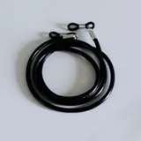 Cuerdita negra de cuero sintético para sujetar lentes, con terminales metálicos plateados y extremos de goma ajustables.