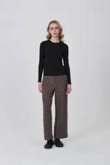 Remera de manga larga ajustada al cuerpo, color blanco, con cuello redondo bajo y tejido acanalado.