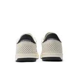 Zapatillas de skate New Balance modelo 440, color blanco con detalles en negro y beige. Confeccionadas en gamuza y malla, con logo "N" característico en los laterales y entresuela ABZORB.