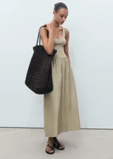 Vestido midi combinado de color verde militar, con parte superior tipo musculosa de escote redondo y falda evasé fruncida en la cintura.