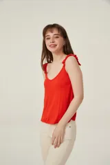 Musculosa roja de bretel ancho con volados, corte al cuerpo y escote en V.