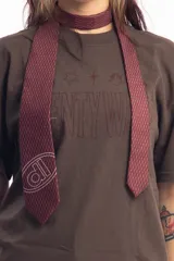 Corbata de poliéster color borgoña con estampado geométrico y logo de la marca serigrafiado en blanco.