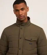 Campera puffer negra con cuello alto, cierre frontal con botones a presión, bolsillos laterales y un bolsillo cargo en el pecho. Presenta un diseño acolchado y forro interior suave.