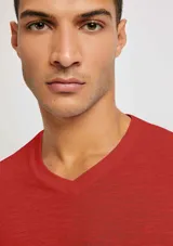 Camiseta de manga corta con cuello en V, color blanco, confeccionada en tejido flamé.