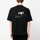 Camiseta de algodón negra con corte oversize, cuello redondo y mangas cortas. Presenta un estampado frontal con efecto de dibujo a mano en color beige que incluye el logo de la marca y la inscripción Balenciaga Paris.