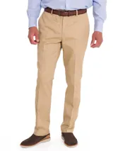 Pantalón de gabardina de corte recto color beige con trabillas para cinto, bolsillos laterales y cierre frontal con botón y cremallera.