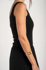 Musculosa de algodón y elastano color blanco, de corte al cuerpo y escote cuadrado.