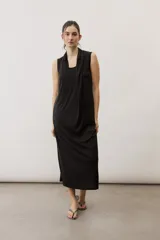 Vestido midi negro sin mangas, con cuello drapeado y diseño holgado.