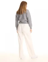 Pantalón jogger de corte recto, color blanco, con cintura elástica, cordón de ajuste y bolsillos laterales.
