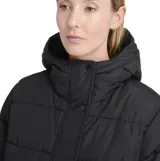Campera puffer negra con capucha, cierre frontal con botones a presión, puños elastizados y forro interior de peluche.