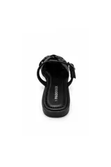 Sandalia plana Paddock modelo Talua de color negro, con diseño de tiras entrelazadas en el empeine, puntera abierta y tira lateral con hebilla metálica ajustable.