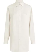 Camisa color crema de satén con cuello italiano, cierre frontal con botones y mangas largas.