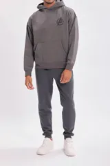 Pantalón tipo jogger de corte deportivo, color gris oscuro, con cintura elástica y puños ajustados en los tobillos.