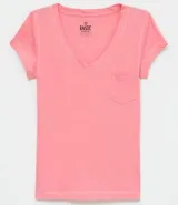 Blusa básica Blue Steel de color celeste, con mangas cortas, escote en V y un pequeño bolsillo en el pecho.