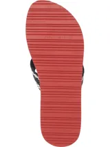 Ojotas de playa Tommy Hilfiger en color azul marino con diseño de rayas blancas en la plantilla y suela roja. Presentan tiras textiles gruesas con detalles trenzados en dorado y el nombre de la marca estampado.