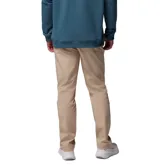 Pantalón beige de la colección ROC de Columbia, de corte recto y tejido elástico, con trabillas, bolsillos funcionales y detalle reflectante en los puños.
