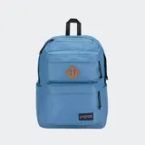 Mochila Jansport modelo Double Break, color celeste, con múltiples compartimentos, bolsillos frontales dobles, bolsillos laterales para botellas y detalle de parche romboidal de gamuza.