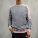 Buzo gris con mangas y cuello rosado claro, confeccionado en algodón rústico.