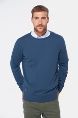 Sweater azul de tejido de punto con cuello redondo y logo bordado en el pecho.