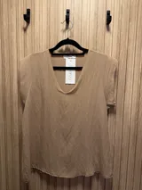 Blusa color naranja de viscosa con escote en "v" y mangas cortas.