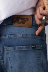 Bermuda de jean azul con corte regular, cinco bolsillos y cierre frontal con botón y cremallera.