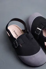Sandalias Brokers Wear modelo Leblon Black, de color negro con puntera gris, tira trasera ajustable y hebilla metálica lateral.