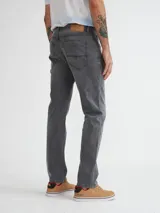 Pantalón jean gris de corte recto.