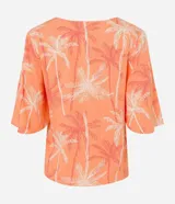 Blusa color naranja con estampado de cocoteros en blanco y rojo, cuello en V con detalle de abalorio de madera y mangas cortas acampanadas.