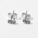 Par de aros pequeños plateados con forma de panal de abeja.