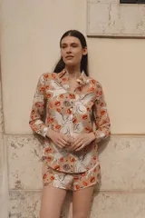 Camisa beige con estampado de lobos blancos y besos rojos, de lino y algodón, con cuello solapa y calce recto.