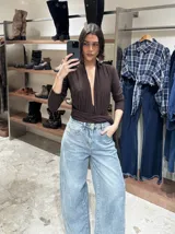 Body de manga larga color marrón chocolate, con escote profundo en V y diseño cruzado que se ajusta en la cintura con un lazo lateral.