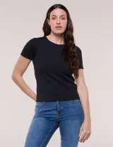 Remera básica de corte clásico, color negro, con escote redondo a la base y mangas cortas, de la marca Industry.