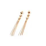 Aros colgantes dorados con tres esferas y flecos de cadenas finas.