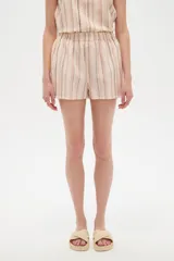 Short de algodón a rayas, de calce medio y diseño ancho, con bolsillos laterales.