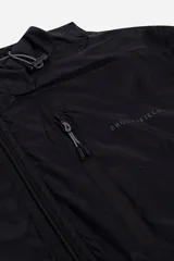 Campera de nylon negra, resistente y liviana, con cierre frontal y laterales con cierre, capucha ajustable, logo estampado, elástico en cintura y puños.