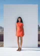 Vestido corto de diseño entallado y cuello asimétrico con un solo hombro. Presenta fruncidos laterales y cierre de cremallera lateral.