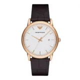 Reloj analógico Emporio Armani modelo Luigi con caja de acero inoxidable en tono oro rosa, esfera blanca con índices y manecillas a juego, ventana de fecha y correa de cuero marrón con textura de cocodrilo.