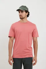 Remera de cuello redondo y manga corta, confeccionada en tejido de algodón pesado.