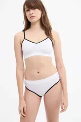 Soutien bralette color rosa con breteles regulables y contorno blanco.