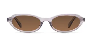 Lentes de sol con montura ovalada de bio-acetato en color rosado traslúcido y lentes marrones polarizadas.