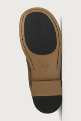 Bota de caña baja tipo derby confeccionada en piel con acabado serraje en color marrón, con cordones oscuros y suela con ligero tacón.