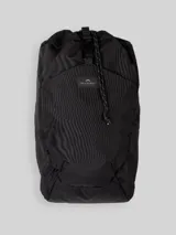 Mochila negra con ajuste de cordón superior y logo de la marca Doughnut en el frente. Capacidad de 25 litros y bolsillo con cierre superior.