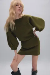 Falda pantalón de punto color verde oliva, de tiro medio con cintura elástica ancha y diseño de vuelta.