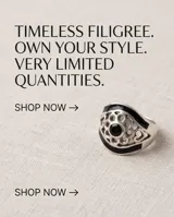 Anillo de plata 925 con diseño calado y detalles de esmalte negro.