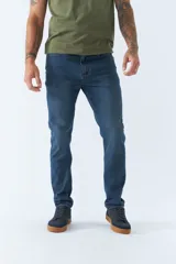 Jean de hombre de calce regular, color celeste.