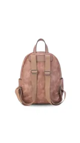 Mochila color marrón claro de símil cuero con bolsillos frontales con cierre. Tiene asa de mano rígida y correas regulables.